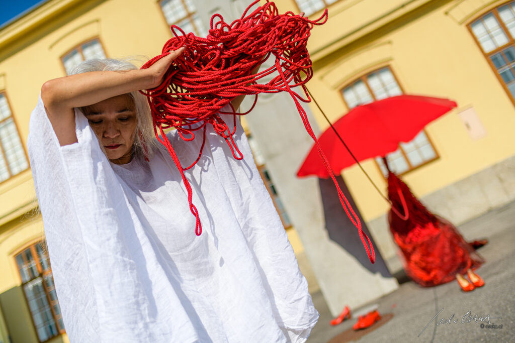 RED Silence – Performance gegen Gewalt an Frauen* auf dem Museumsplatz